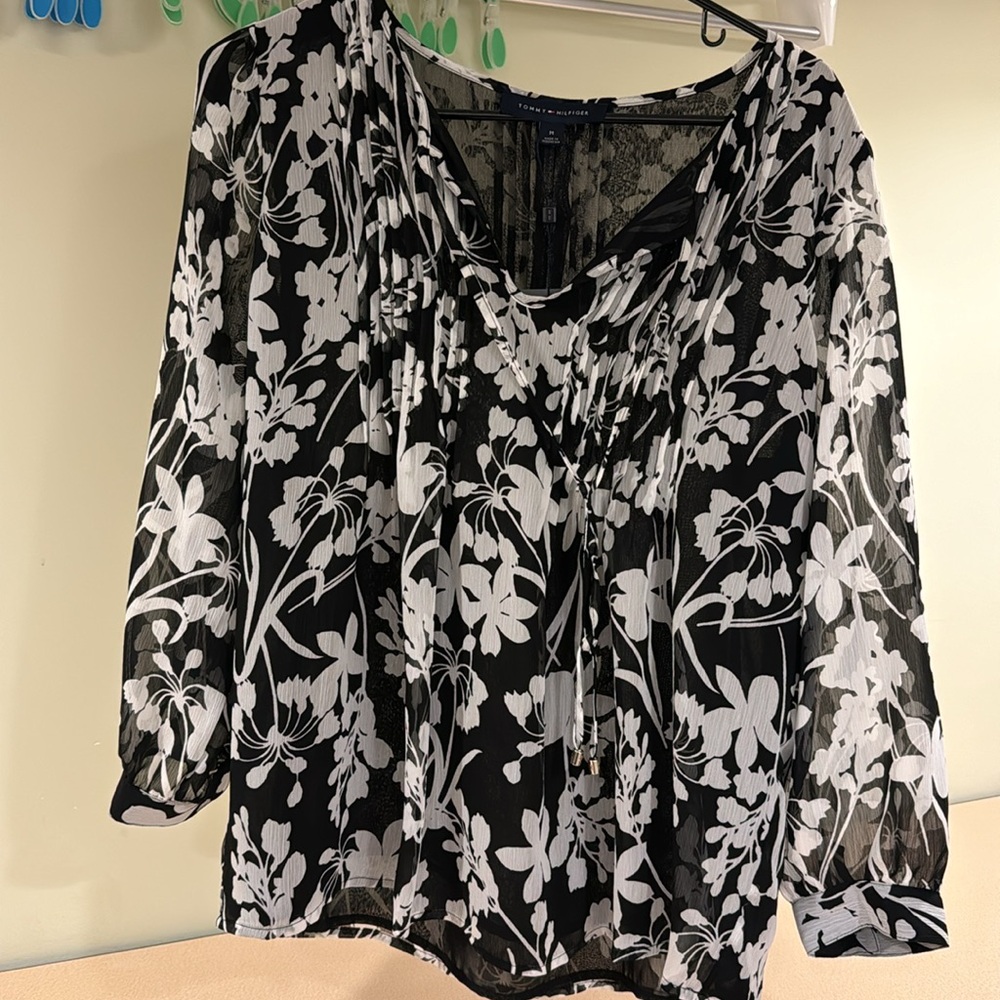 Tommy Hilfiger never worn black and white blouse size medium